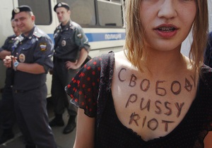 В РПЦ осудили православного активиста, ударившего сторонницу Pussy Riot