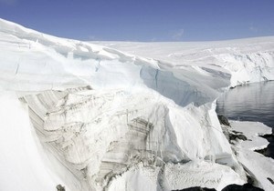 В Антарктиде при сложных погодных условиях ищут самолет с тремя канадцами