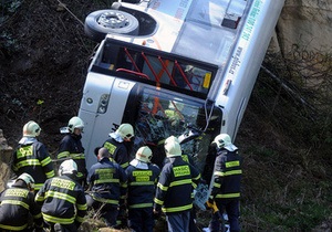 В Праге автобус упал в реку: есть погибшие