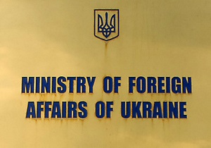 СМИ: Сотрудник украинского посольства в Ирландии был задержан за езду на авто без двух шин