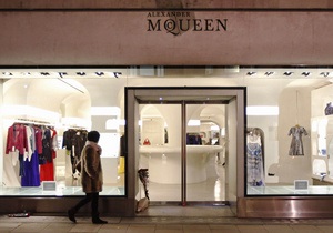 Бывший охранник бутика Alexander McQueen обвинил руководство в расизме