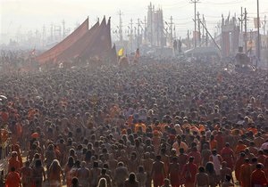 Миллионы паломников совершают омовение в Ганге