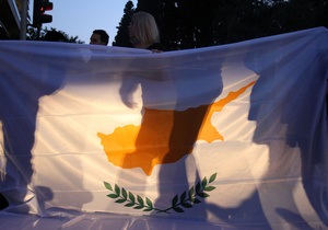 Кипрский кризис - Посетовав на обрушение экономики, Кипр просит пересмотреть условия финпомощи - FT