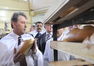 Любимые блюда кандидатов: Ющенко готовит казацкую кашу, а Тигипко жарит хлеб на костре