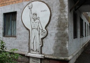 Художники установили памятник правому рулю во Владивостоке