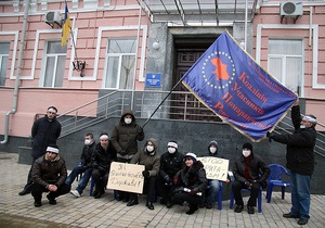 Активисты КУПР объявили суточную голодовку у столичного управления МВД