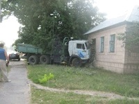 В Луганске КамАЗ врезался в жилой дом