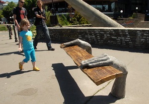 Фотогалерея: Модные скамейки. В центре Киева открылся парк современной скульптуры