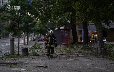 В Киеве обломки БПЛА упали на парковку: есть раненый