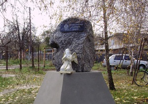 В Полтавской области украли фигуру скорбного ангела с памятника жертвам Голодомора