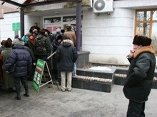 Львовская милиция разогнала толпу пенсионеров у Ощадбанка