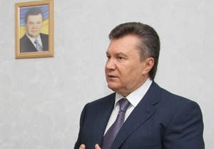 Янукович рассказал, почему подписал закон о красном флаге