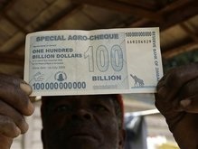 В Зимбабве разрешили использовать доллары и евро