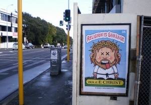 Новозеландцы в рекламе одежды объявили религию мусором