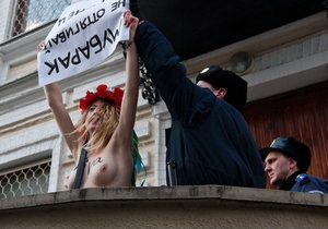 Полуголая активистка FEMEN  напала  на Посольство Египта