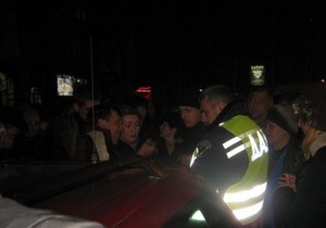 Драка между водителем маршрутки и инспектором ГАИ спровоцировала беспорядки в Мариуполе