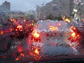 Сильный дождь парализовал движение в Москве