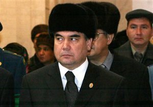 Жители Туркменистана, приветствовавшие президента в 20-градусный мороз, попали в больницу