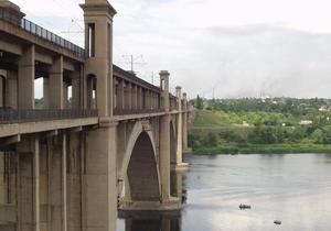 В Запорожье двое мужчин прыгнули с моста в Днепр на спор: один погиб, другой госпитализирован