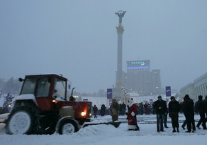 На Майдане на месте палаточного городка монтируют новогоднюю елку