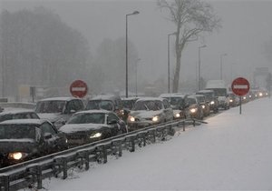 Из-за снежной бури в Китае свыше 400 машин застряли в пути