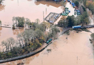 На юго-западе Британии проливные дожди вызвали сильное наводнение: есть жертвы