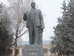 В Каневе сожгли памятник Ленину