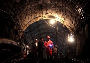 45 горняков спасли из-под обвалов на шахте в Китае