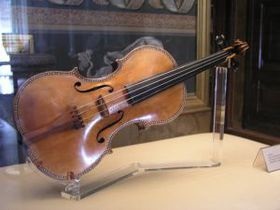 В Лондоне во время обеда в кафе у скрипачки украли скрипку Страдивари