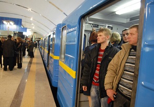 В киевском метро пассажир упал на рельсы