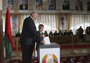 Лукашенко приехал голосовать со своим младшим сыном