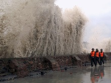 На китайские курорты надвигается мощный тайфун