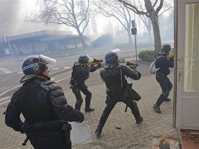 В результате беспорядков в Страсбурге ранены около 50 человек