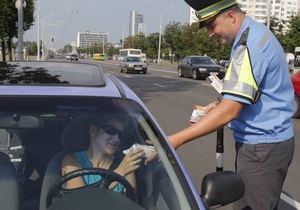 В Минске инспекторы ГАИ раздавали водителям мороженое