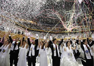 Мунисты одновременно женили 30 тысяч человек
