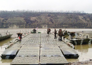 Вместо обрушившегося моста. Военные установили две паромные переправы через Днестр