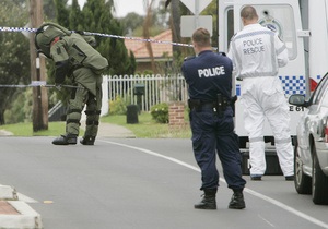 Австралийская полиция за десять часов освободила девушку от прикрепленной к ней бомбы