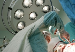 В Бердичеве врачи спасли мужчине полностью оторванную руку