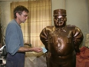 В Полтавской области обезглавили памятник инспектору ГАИ