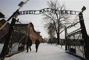 Польская полиция нашла распиленную на три части табличку с ворот Освенцима