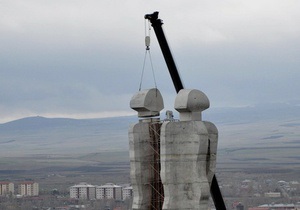 В Турции начался демонтаж памятника дружбы с Арменией
