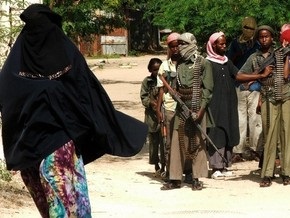 В Сомали боевики публично секут женщин за ношение бюстгальтеров
