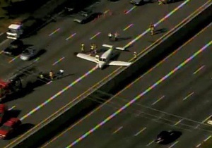 В США самолет совершил аварийную посадку на автотрассу
