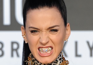 Модный тренд: Кэти Перри вслед за Рианной и Мадонной позолотила зубы