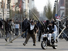 Во Франции полиция разогнала противников НАТО слезоточивым газом
