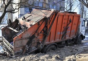 В Киеве мусоровоз с отходами провалился под землю