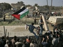 Палестинцы рвутся в Египет сквозь колючую проволоку