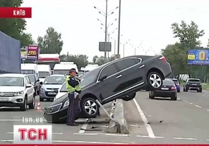 ДТП в Киеве: на Окружной дороге Lexus LS залетел на бетонный отбойник
