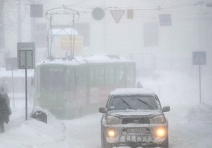 Новости Львова - снег - Новости Львовской области - Во Львовской области спасатели освободили из снежных заносов 13 карет скорой помощи и 50 автобусов