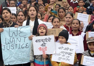 Индия - новая волна протестов из-за насилия над пятилетней девочкой